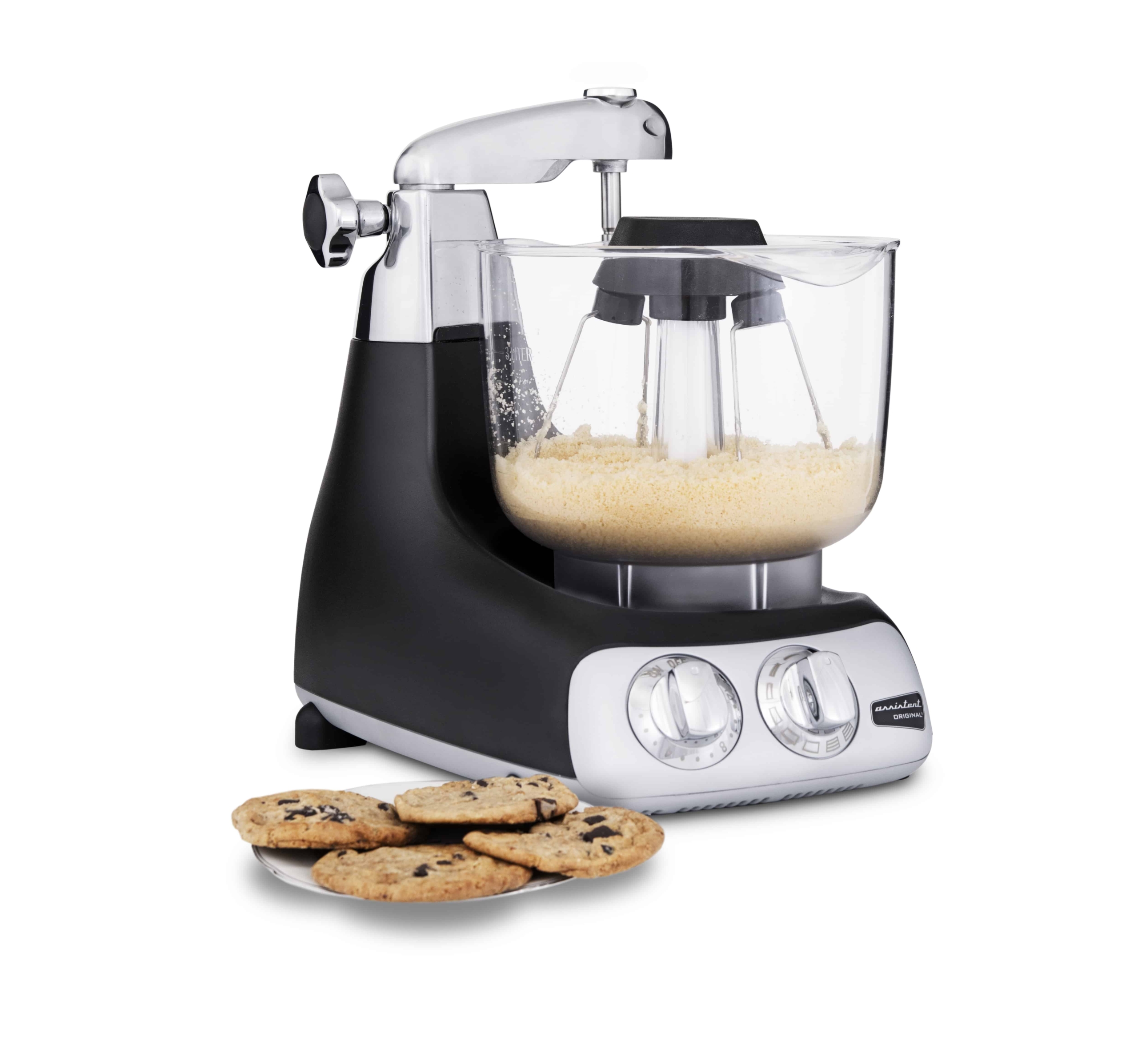 ed50846f189b44047357c8291932571d Assistent Original with Whiskingbowl with dough and cookies scaled